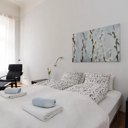 Black & White At Nyugati Station - 3 Separate Br Apartment Budapest