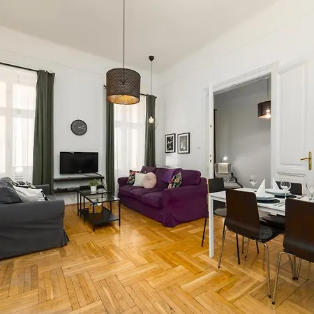 Black & White At Nyugati Station - 3 Separate Br Apartment
