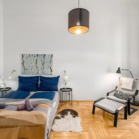 Black & White At Nyugati Station - 3 Separate Br Apartment *