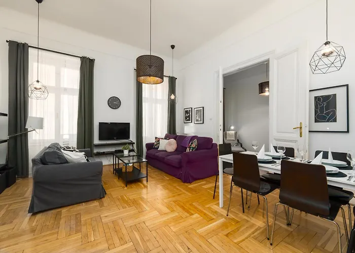 Black & White At Nyugati Station - 3 Separate Br Appartement