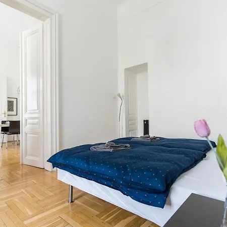 Apartamento Black & White At Nyugati Station - 3 Separate Br *