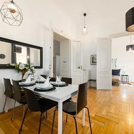 Black & White At Nyugati Station - 3 Separate Br Apartamento
