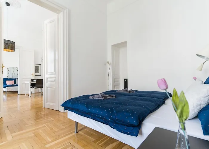 Апартаменты Black & White At Nyugati Station - 3 Separate Br *