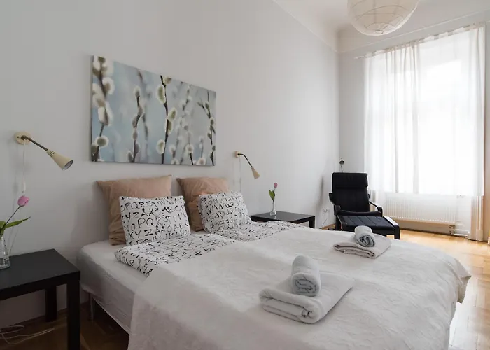 Black & White At Nyugati Station - 3 Separate Br Апартаменты *